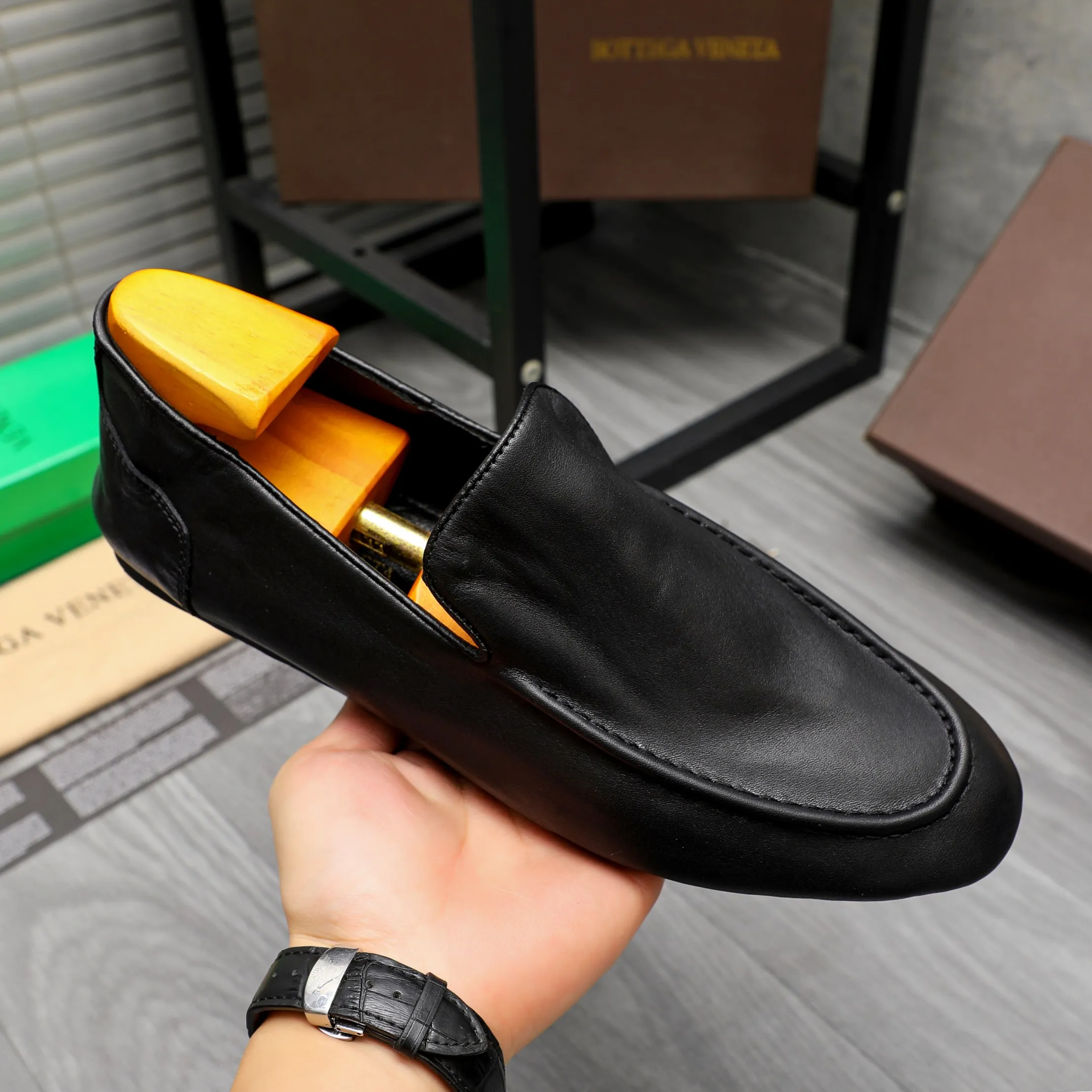 Men's shoes 💰460 Product trademark: BV "Bottega Veneta" soft leather slip-on men's shoes Regular size: 39-45 Product materials: Selected high-quality cowhide upper, cowhide lining, original outsole